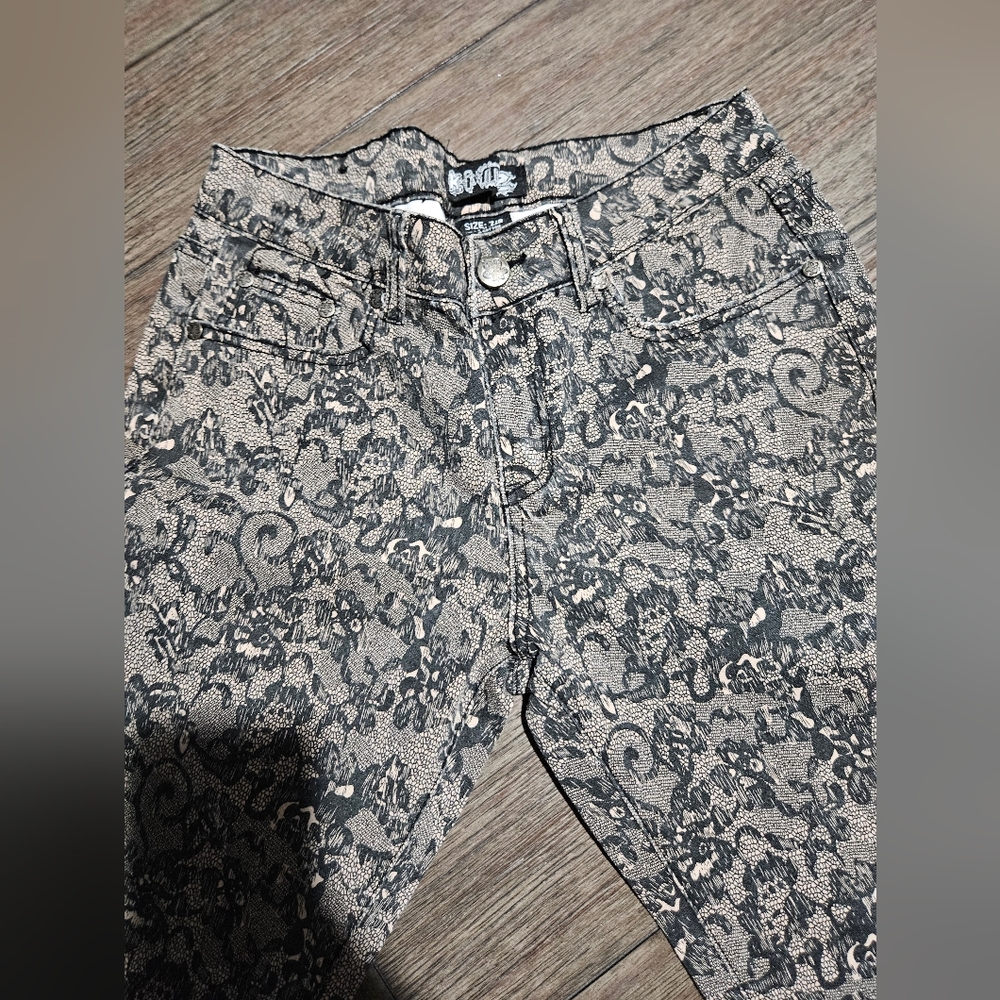 Cute lace fabric skinny jeans